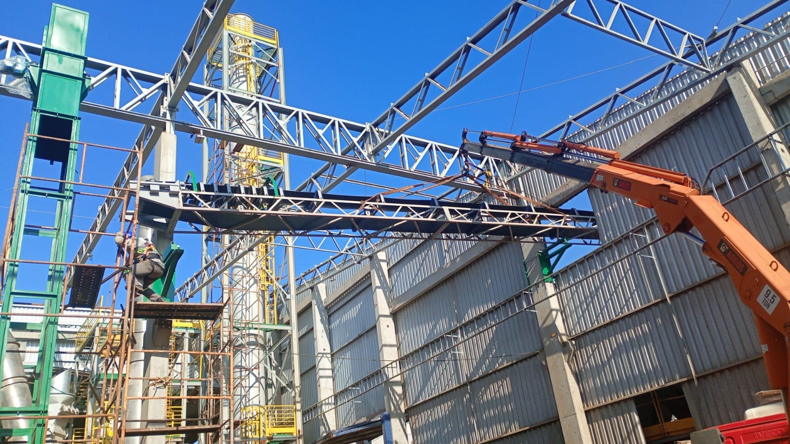 Elevador e chaminé da unidade